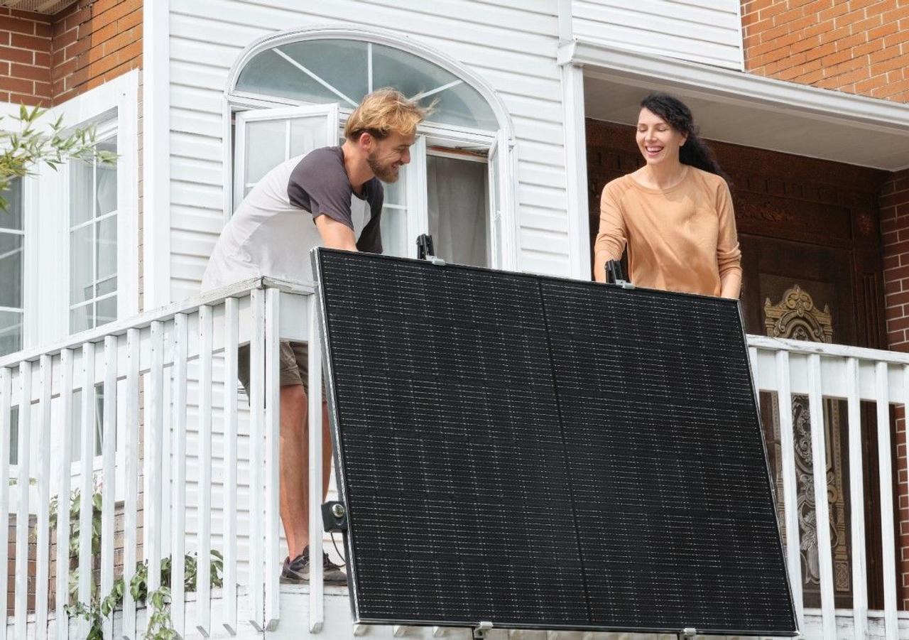 Компания EcoFlow представила солнечную систему PowerStream для размещения на балконах