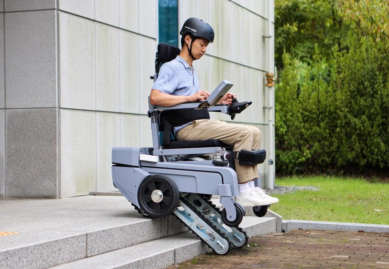 Роботизированная инвалидная коляска позволяет пользователям подниматься по лестнице и находиться в положении стоя