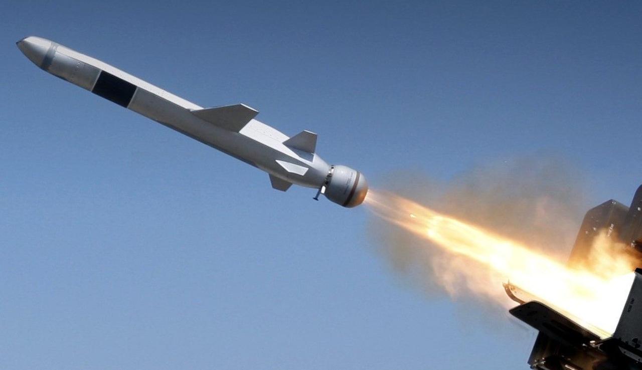 Противокорабельная управляемая ракета NSM, не видимая РЭБ противника, обладает увеличенными поражающими способностями