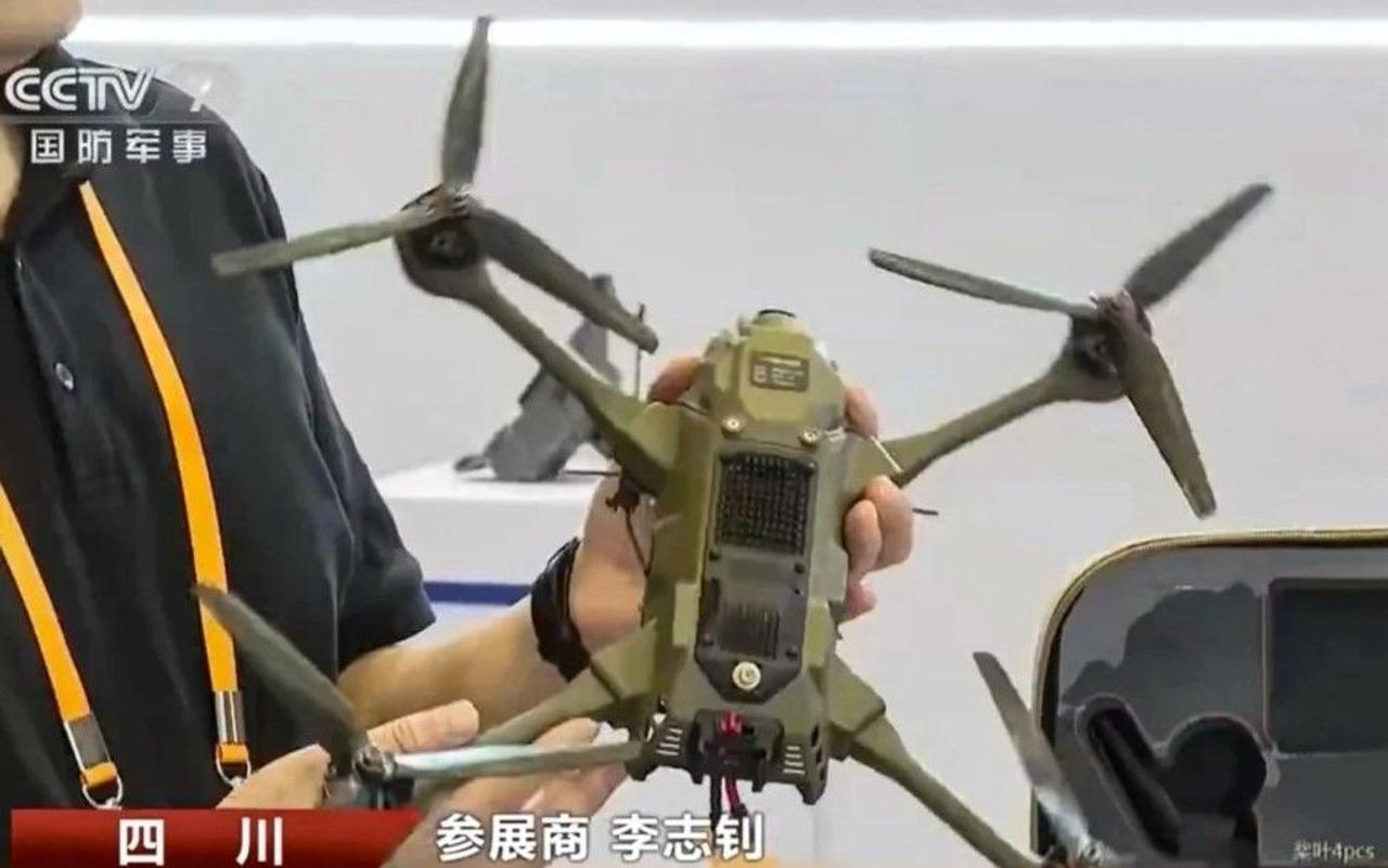  В Китае показали комплект для запуска сразу четырех дронов-камикадзе, созданный для пехотинцев