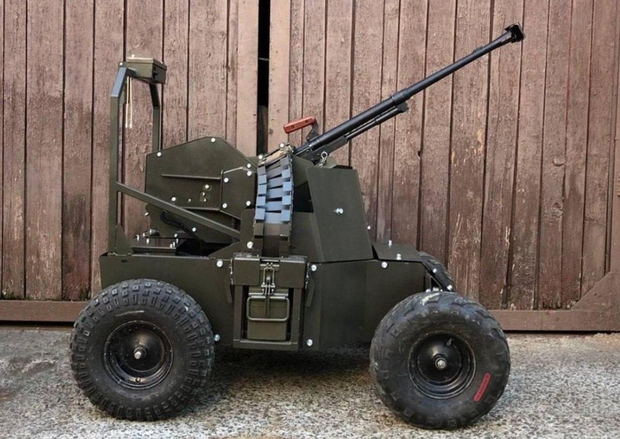 Нового боевого робота «Лють» оснастили танковым пулеметом, он способен выполнять боевые задания по обороне или штурму позиций