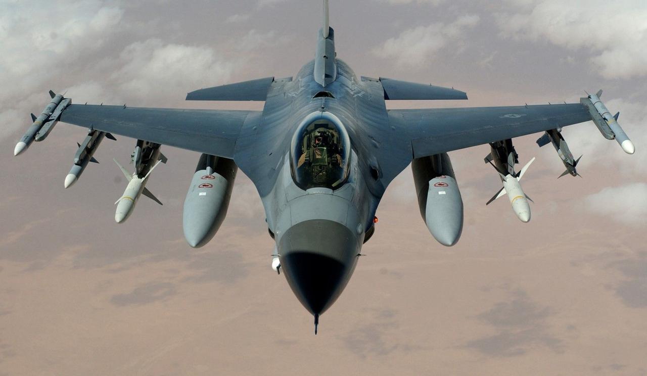 Американский многоцелевой истребитель F-16 используется как для воздушных боев, так и высокоточного бомбометания
