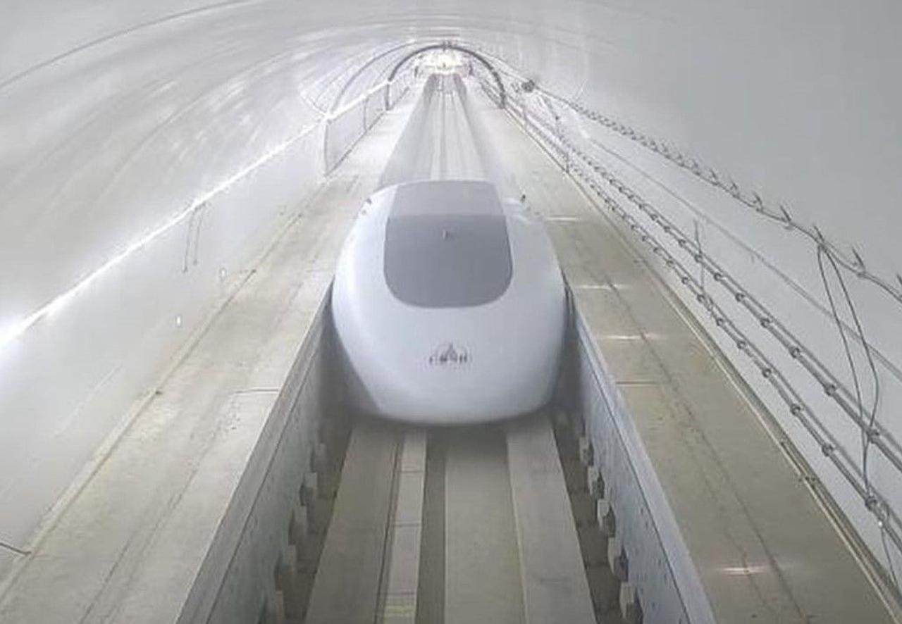 В Китае испытывают самый быстрый поезд в мире, он будет перевозить пассажиров со скоростью 1000 км в час