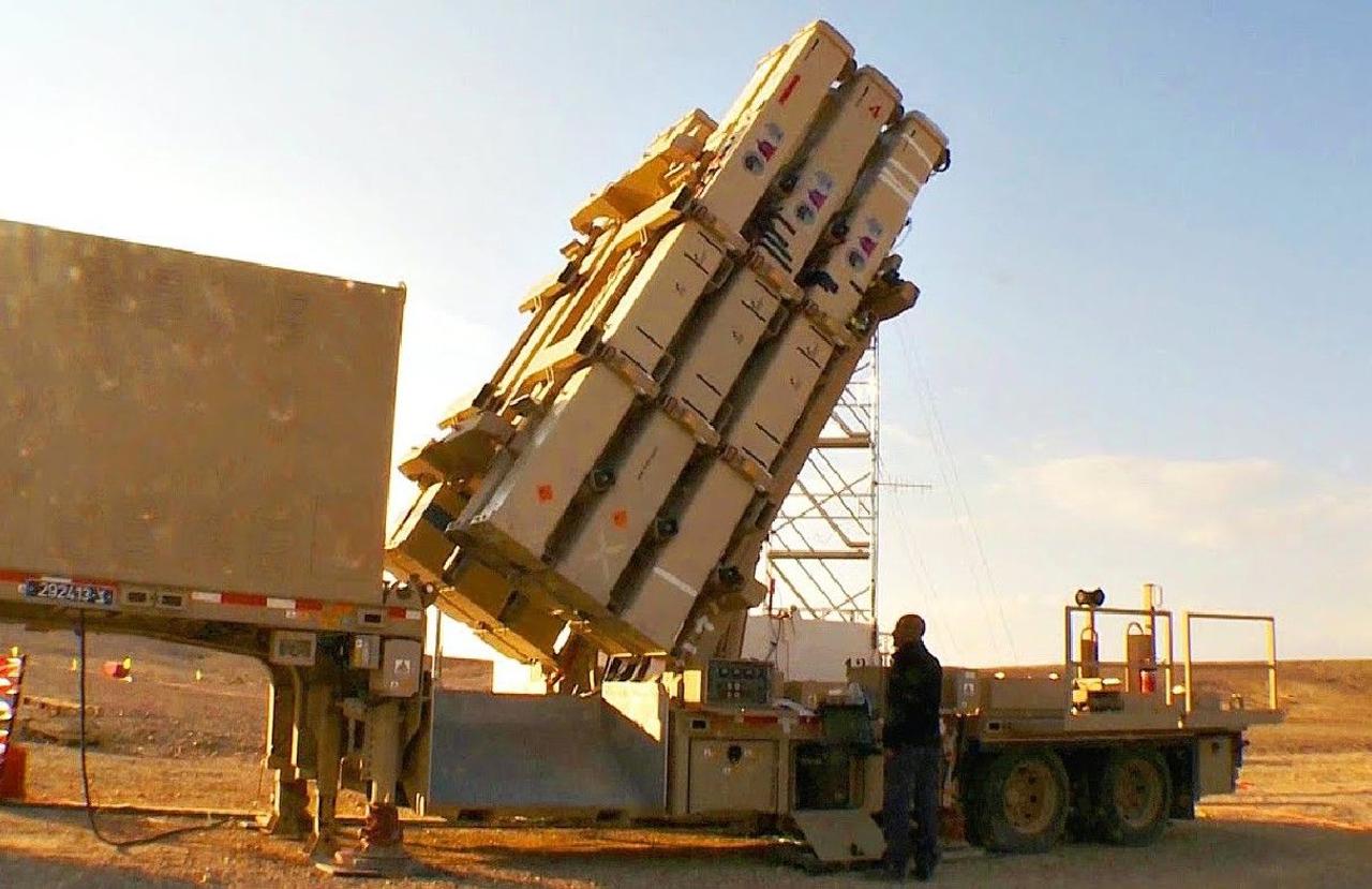 Израильская система ПВО «David’s Sling» предназначена для перехвата беспилотников, баллистических ракет, крылатых ракет на дальности до 300 км