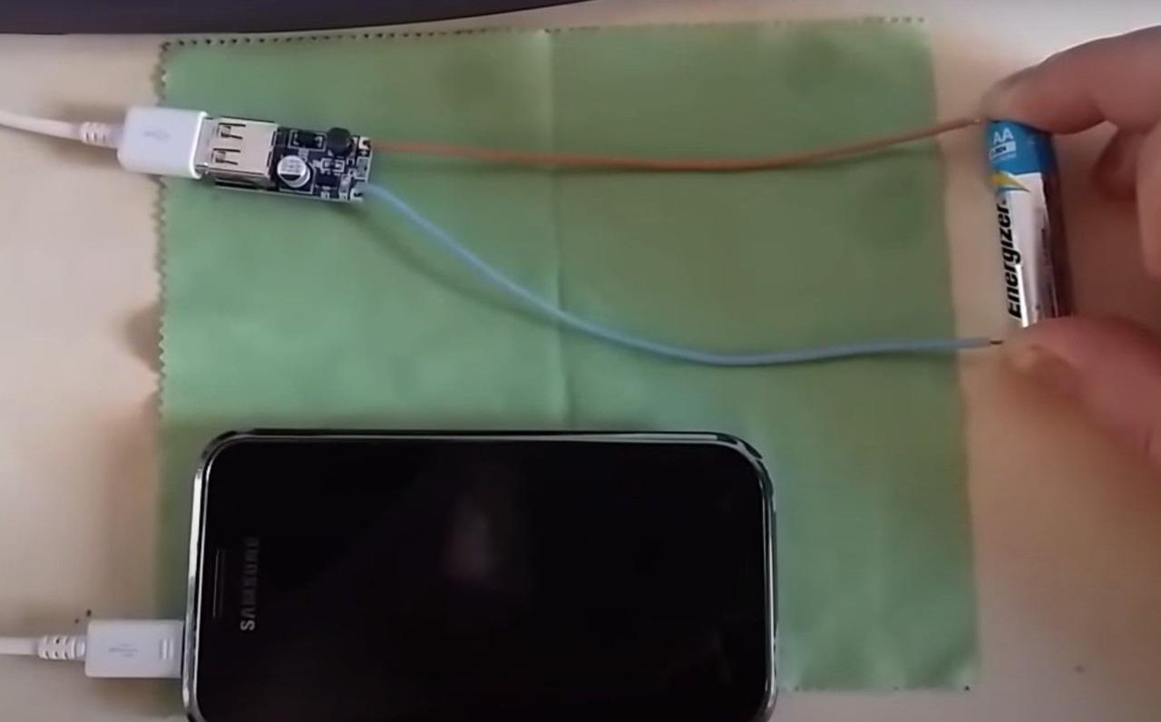 Как зарядить смартфон при помощи пальчиковой батарейки