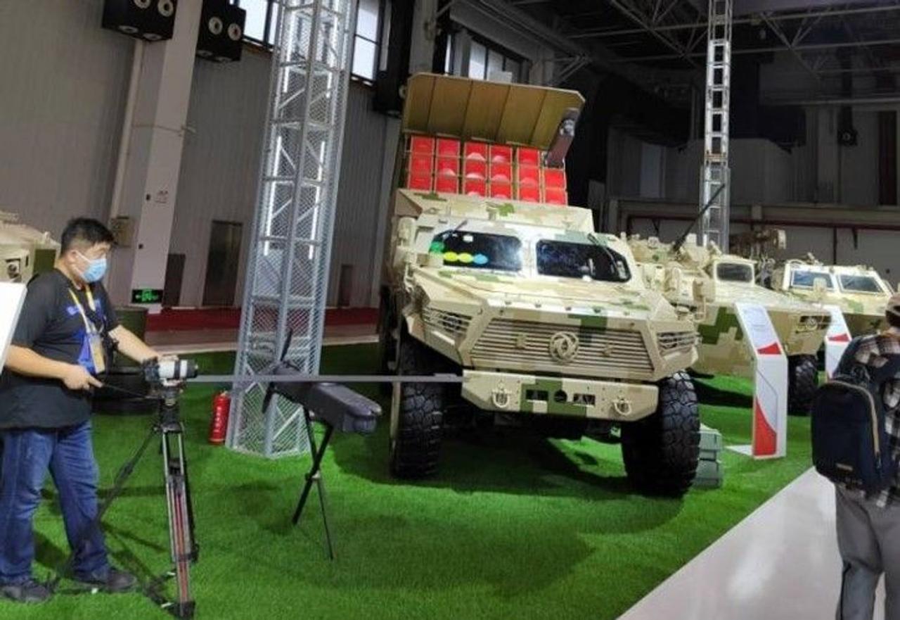 Китайцы показали самоходную машину с пусковой установкой для барражирующих боеприпасов