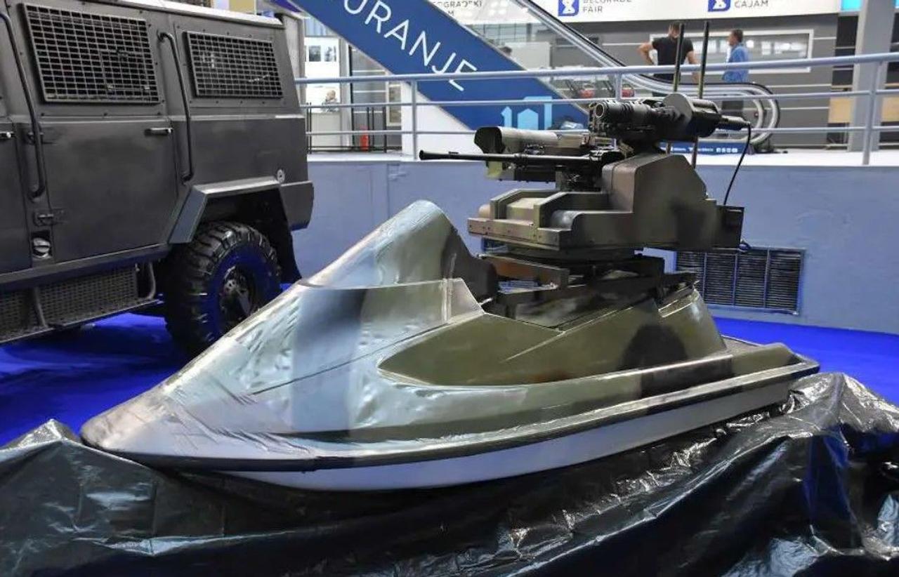Компания «Yugoimport» представила беспилотный гидроцикл «Амур» оснащеный боевым модулем на дистанционном управлении с пулеметом 7,62 мм