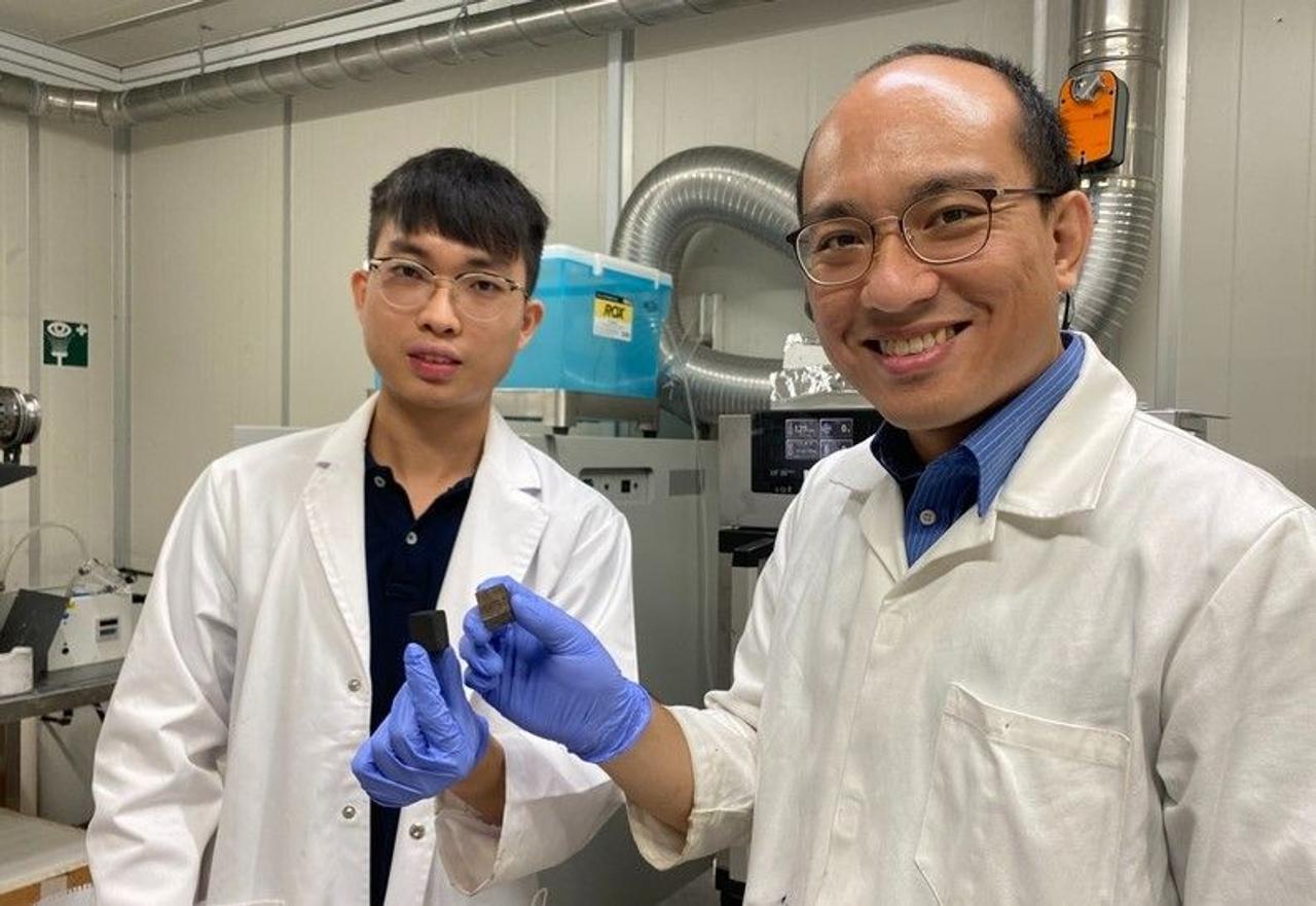 Ученые из Сингапура создали из бумаги аккумуляторы для смартфонов и электромобилей, они выдерживают до 1200 циклов заряда