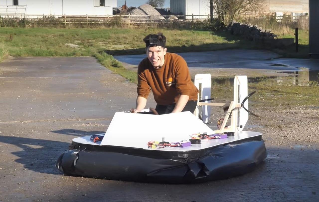 Молодой инженер построил электрический катер на воздушной подушке в своем гараже