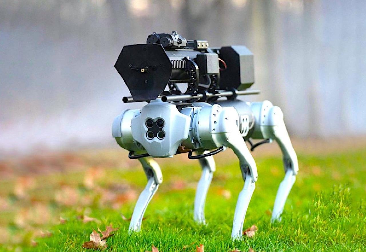 Компания Throwflame представила робота-собаку с огнеметом «Термонатор», он выстреливает струю пламени на 10 м
