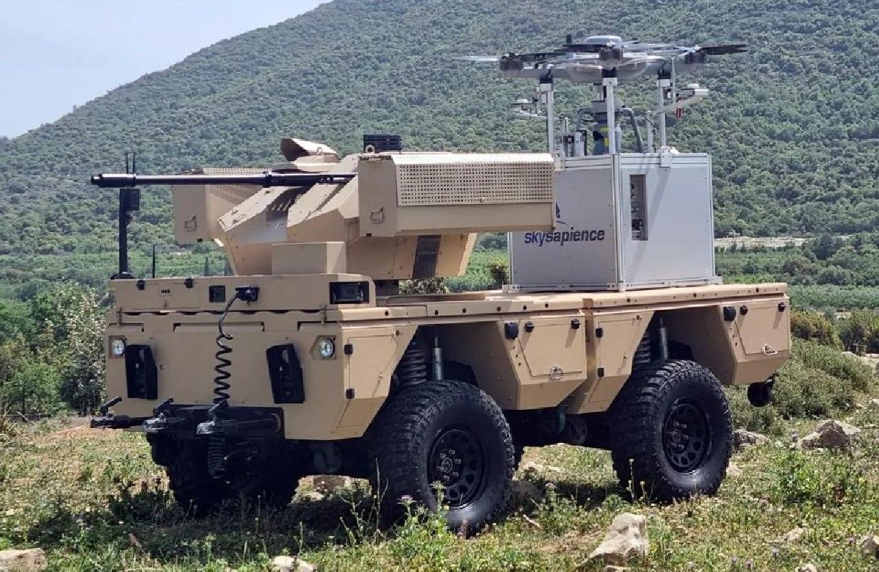 Для армии США создали автономный аккумуляторный комплекс на колесах с пулеметом, он защитит от перебоев электроэнергии во время миссий