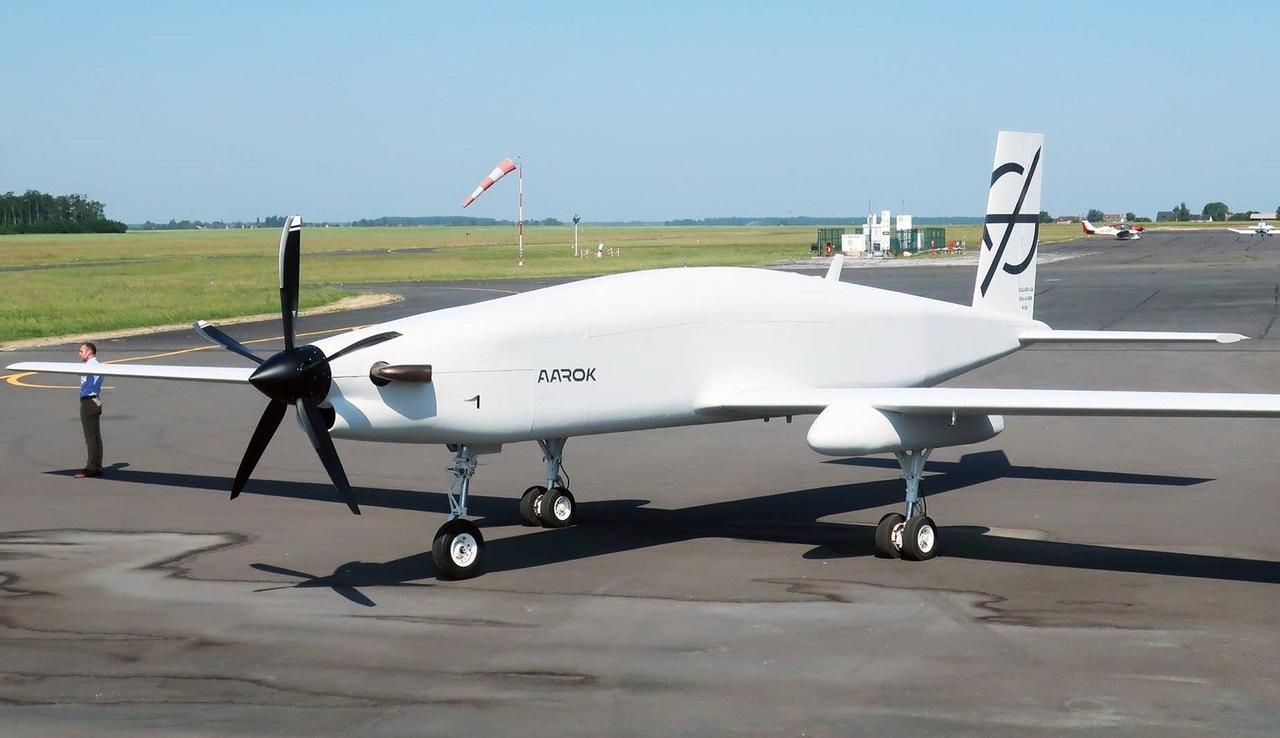 Новый французский беспилотник Aarok сможет нести полезную нагрузку 2721,5 кг, находится в воздухе 24 часа, дальность стрельбы 35 км
