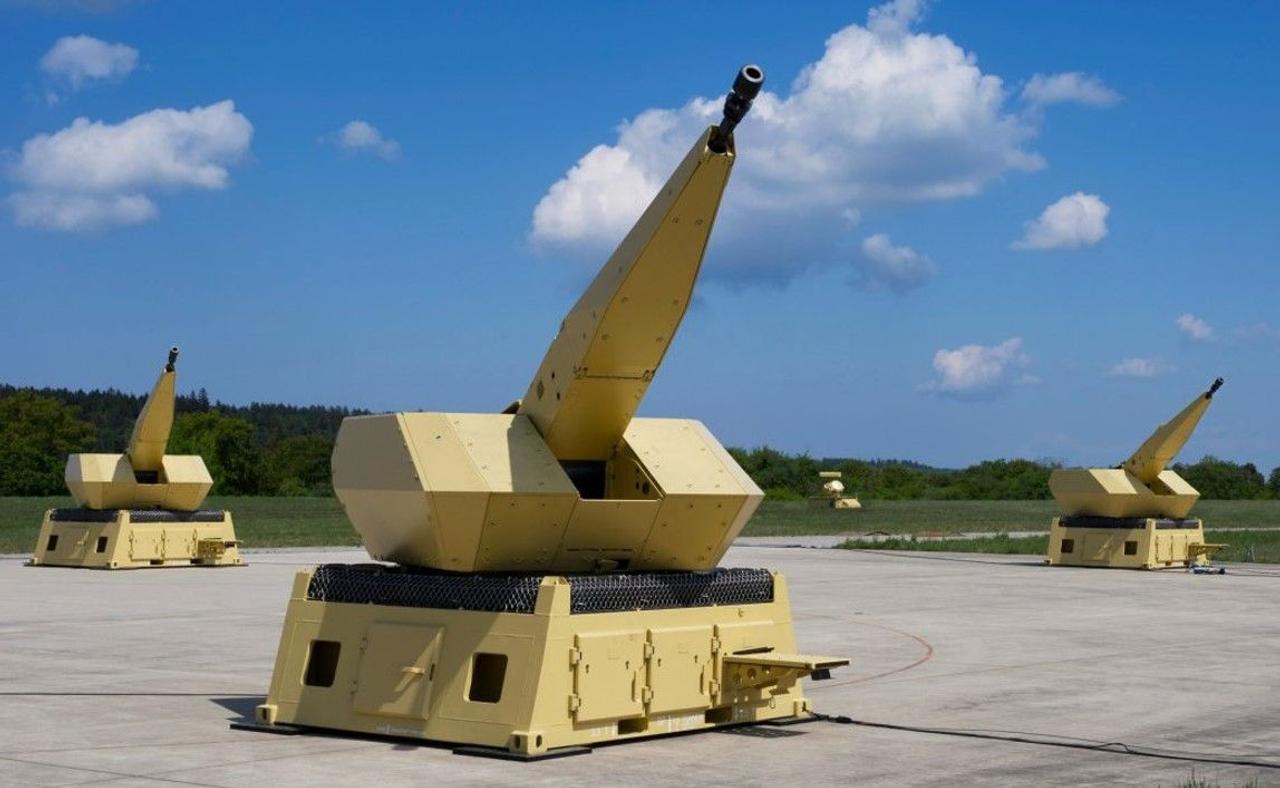 Зенитный комплекс MANTIS, скорострельность 1000 выстр/мин, дальность стрельбы 5 км, предназначен для защиты от воздушных угроз 
