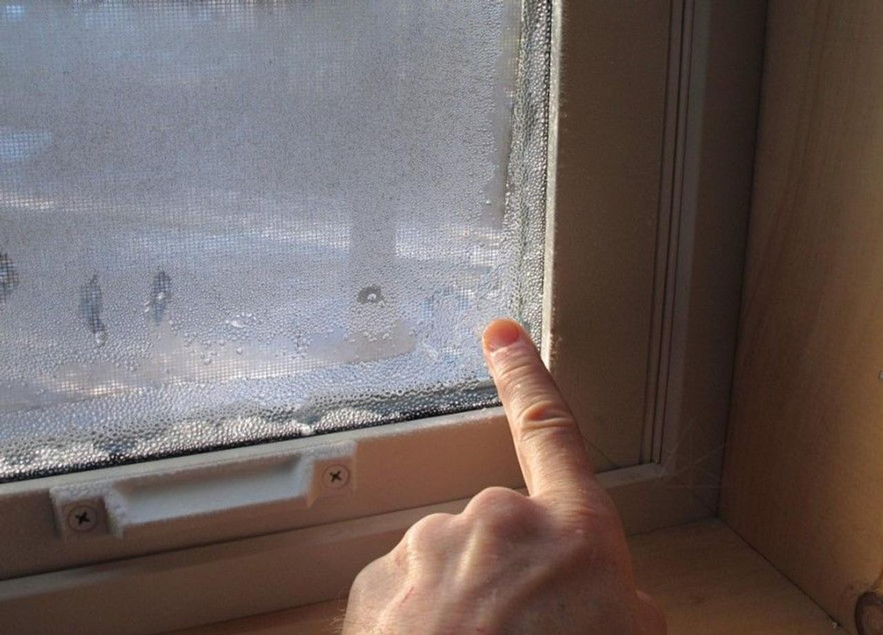 Причины появления конденсата на пластиковых окнах и как его не допустить