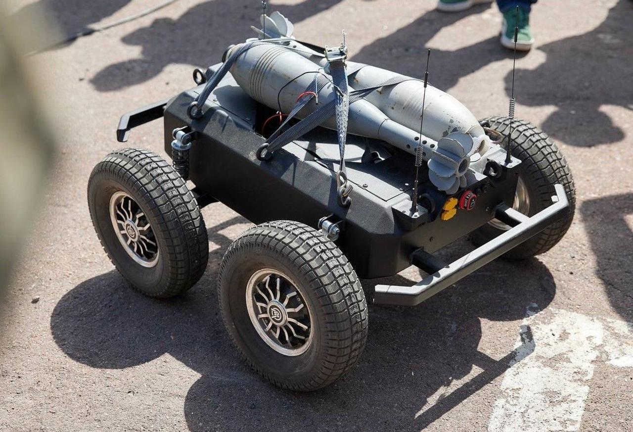 Наземный робот-камикадзе Ratel, украинских разработчиков, способен незаметно доставить врагу "подарок" весом до 40 кг