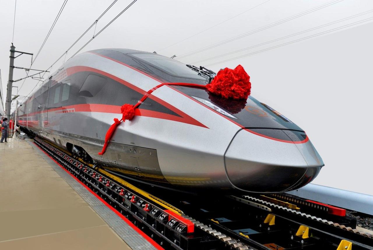 Китайский высокоскоростной поезд нового поколения установил новый рекорд скорости разогнавшись до 453 км/ч