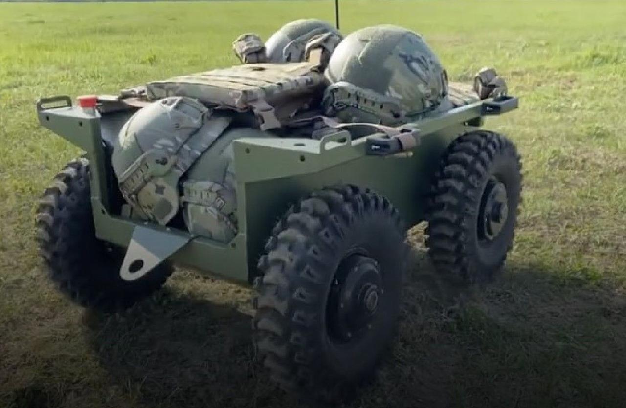 Наземный робот Sirko-S, украинских разработчиков, может доставлять грузы, обеспечивать связь между подразделениями, эвакуировать раненых с поля боя