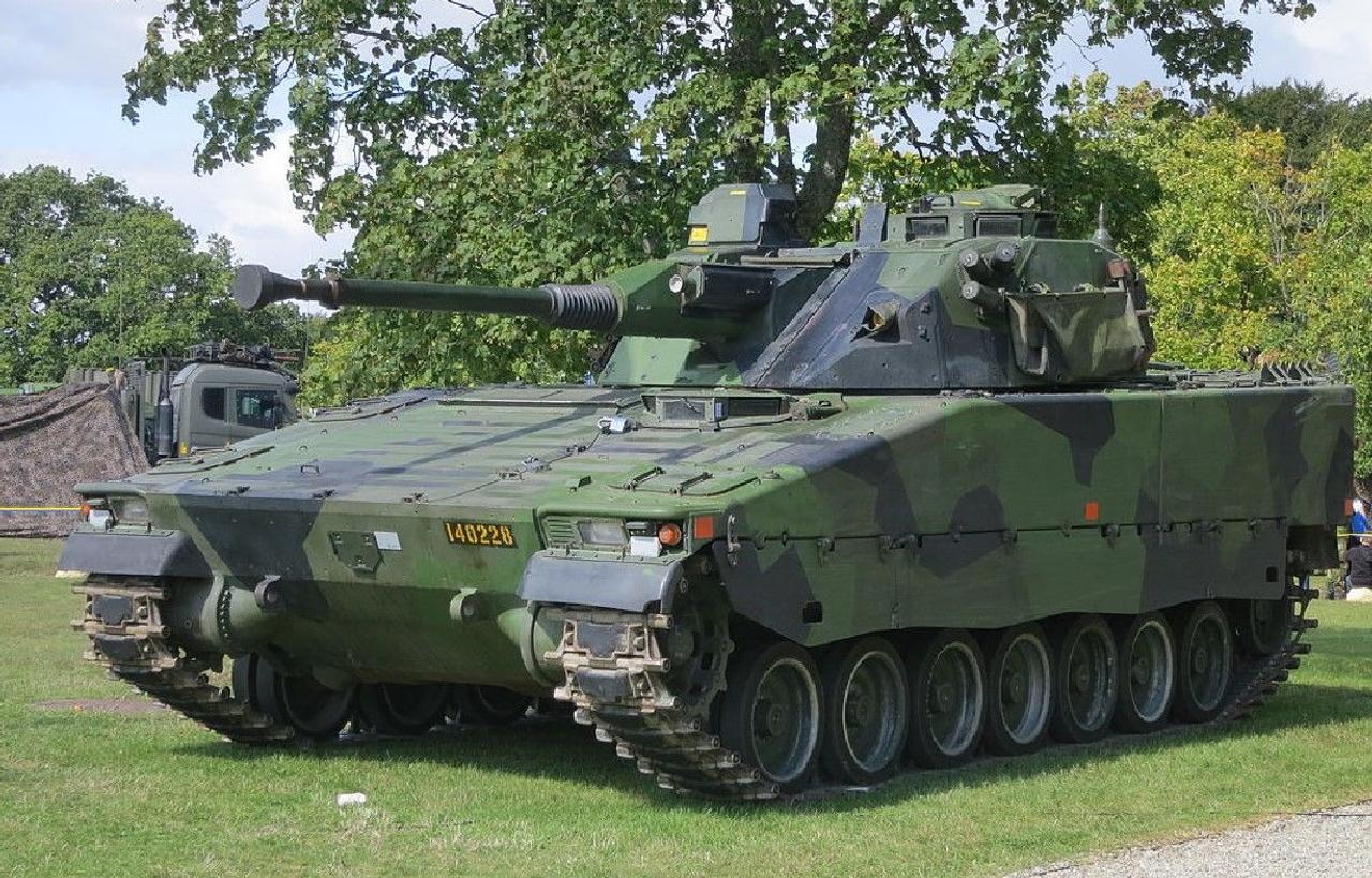 Гусеничная БМП Combat Vehicle 90 - обеспечивает защиту пехотинцев и непревзойденную мобильность в самых экстремальных условиях