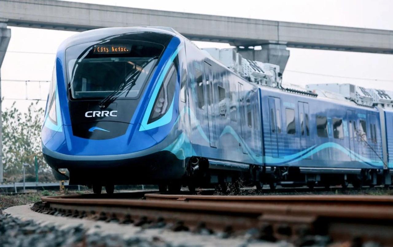 Китайская компания CRRC представила свой первый пассажирский поезд на водороде, он развивает скорость до 160 км/ч