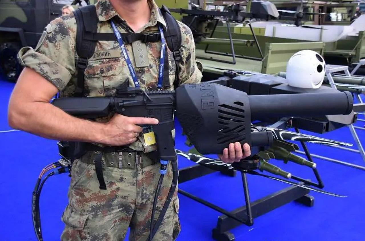 Новая противодроновая винтовка «Drone Off» способна глушить сигналы дронов в радиусе до 2,5 км