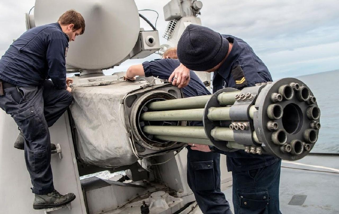 Американская 20-мм система ближнего боя Phalanx надежная защита военно-морских судов от угроз с воздуха