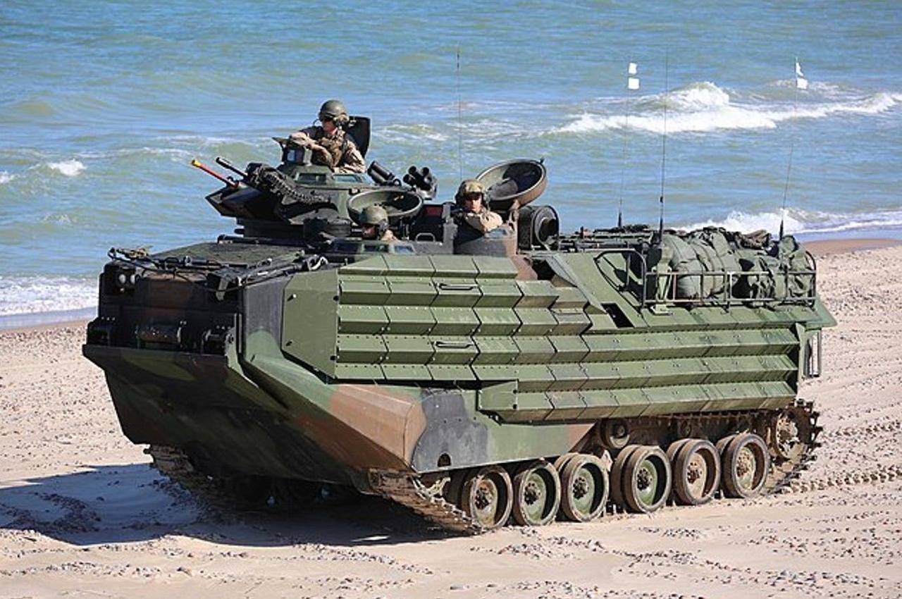 Десантный автомобиль-амфибия AAV7 предназначен для высадки десанта на открытые пляжи