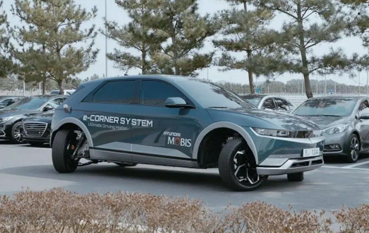 Hyundai Mobis продемонстрировал технологию e-Corner которая позволяет всем четырем колесам поворачиваться на 90 градусов 