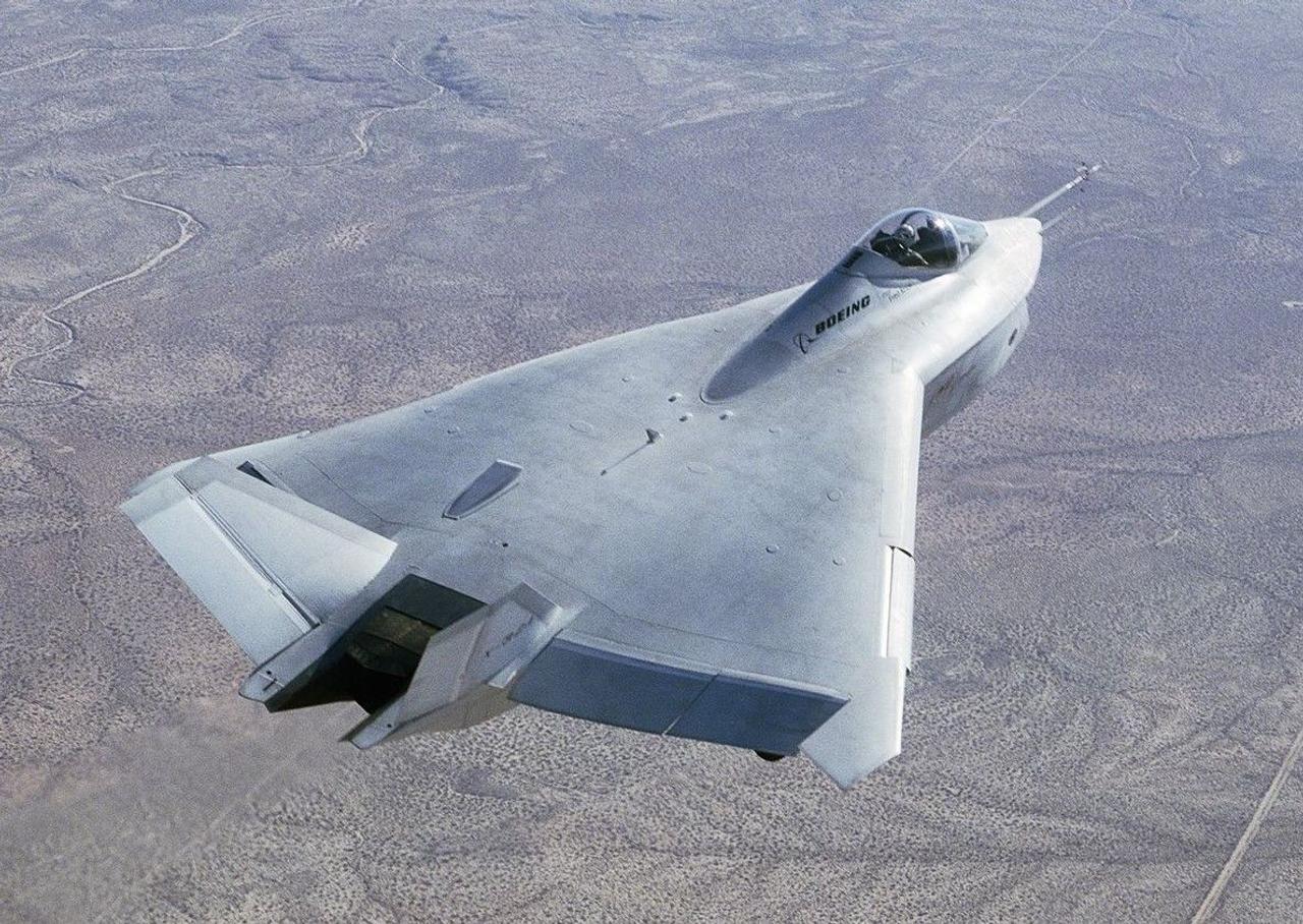 X-32: высокотехнологичный самолет-невидимка созданный корпорацией Boeing для замены устаревающих истребителей 