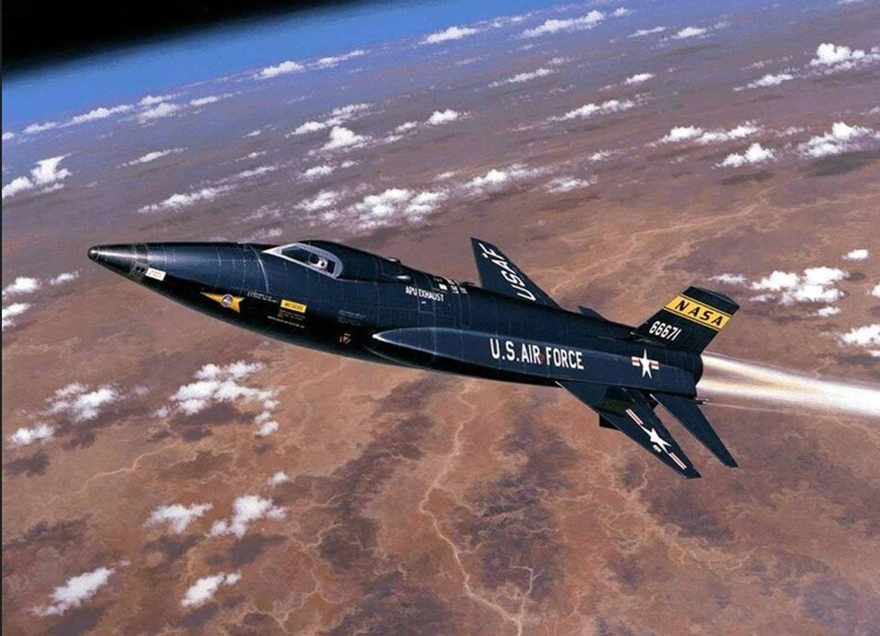 Гиперзвуковой самолет ракетного типа Х-15 поднялся на высоту 107 км 960 м и достиг скорости 6 206 км/час