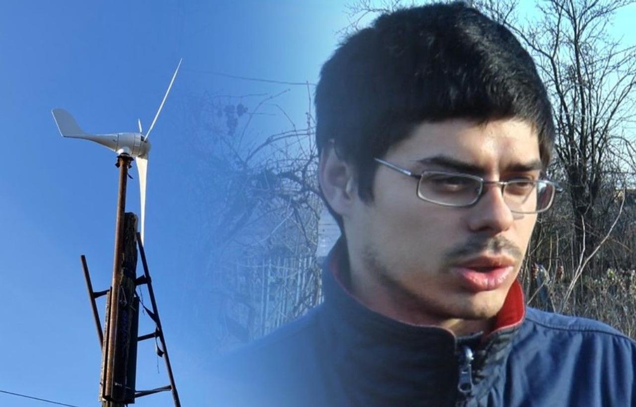 Житель села на Донетчине установил ветряк и солнечные батареи для бесперебойной работы электроприборов