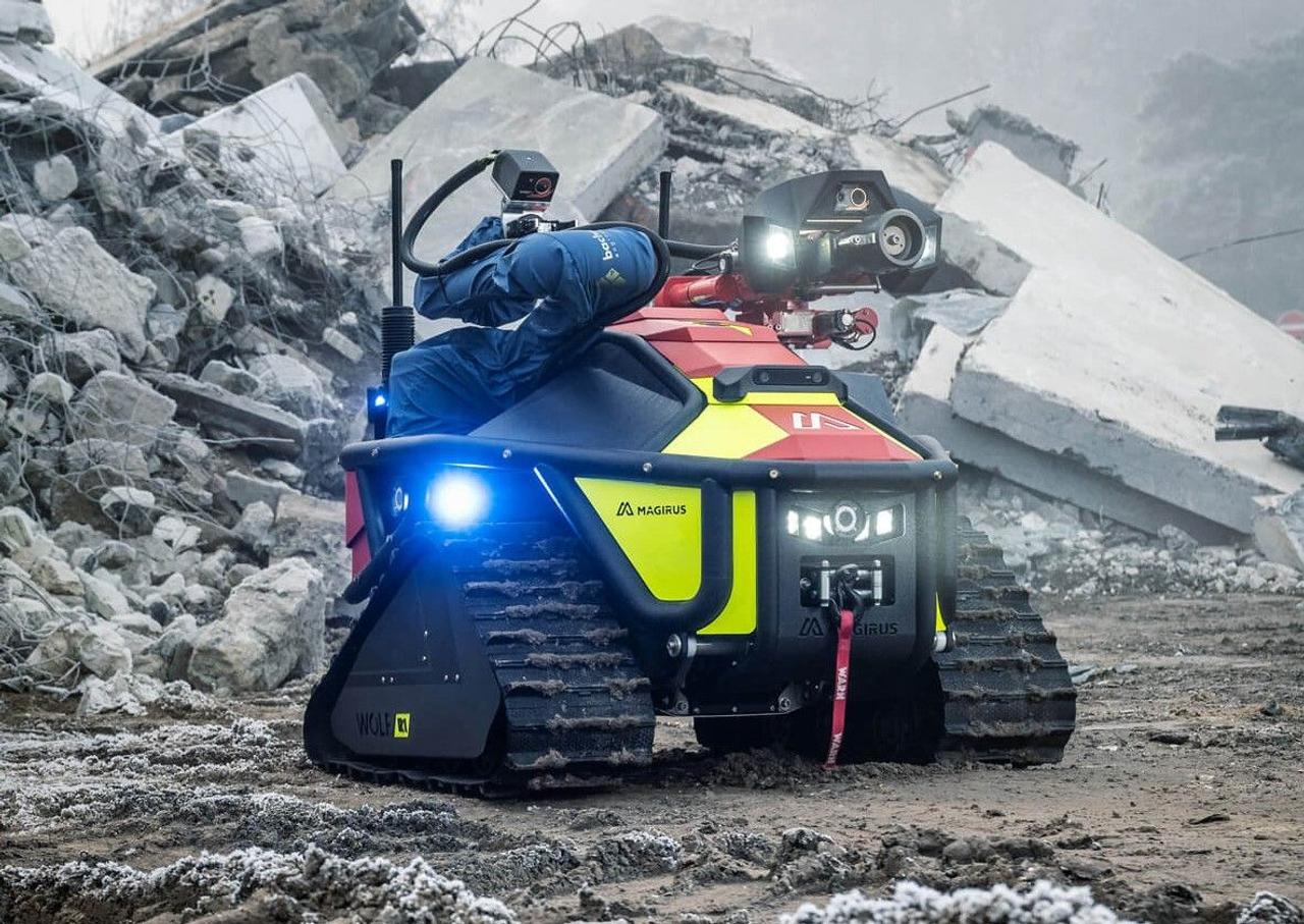 Робот Magirus Wolf R1 используется во всех видах пожаротушения позволяя спасателям оставаться за пределами опасной зоны