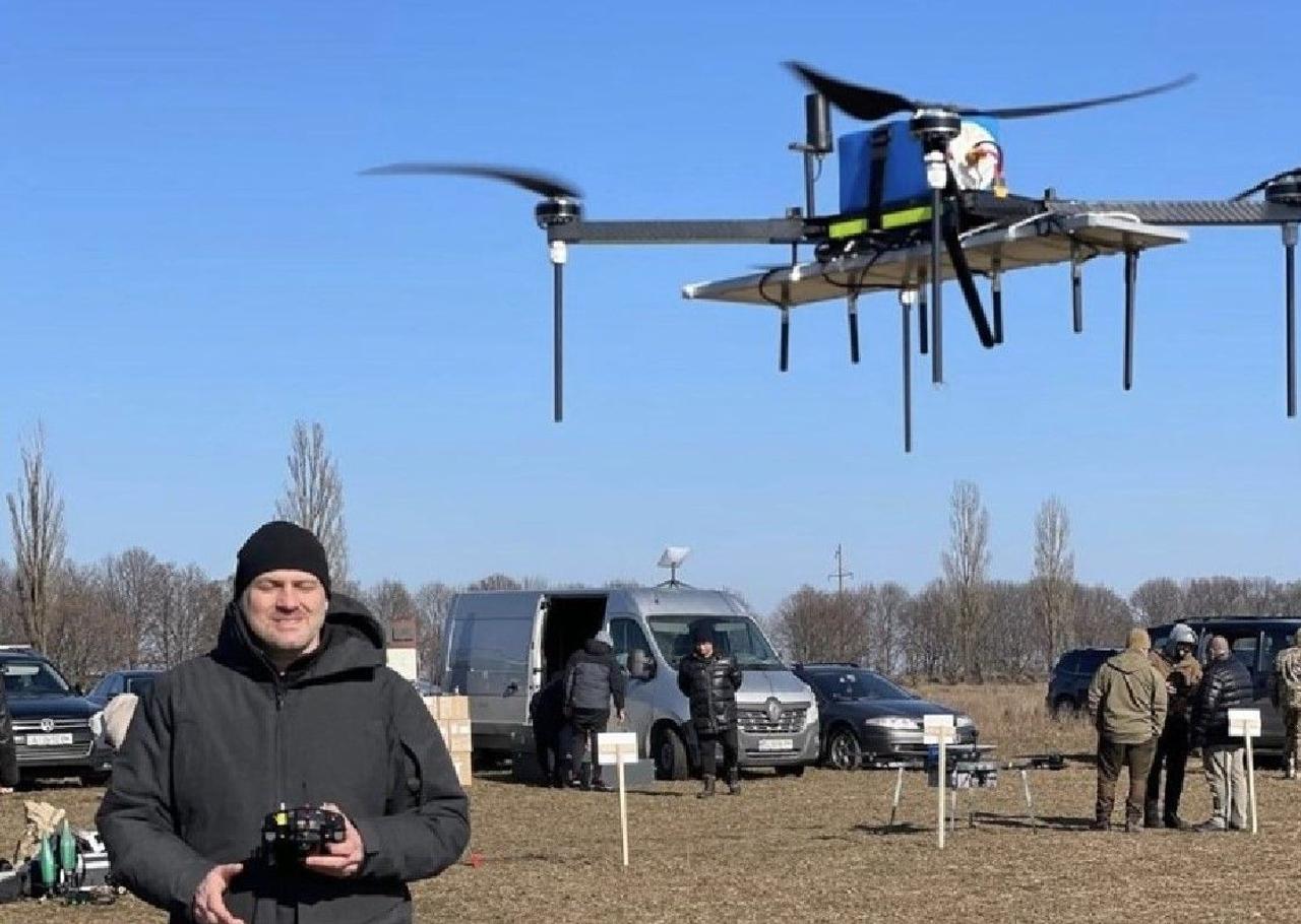Дрон Ukropter, украинских разработчиков, имеет три опции: разведка, ударный и ретранслятор, может непрерывно летать до 80 минут 