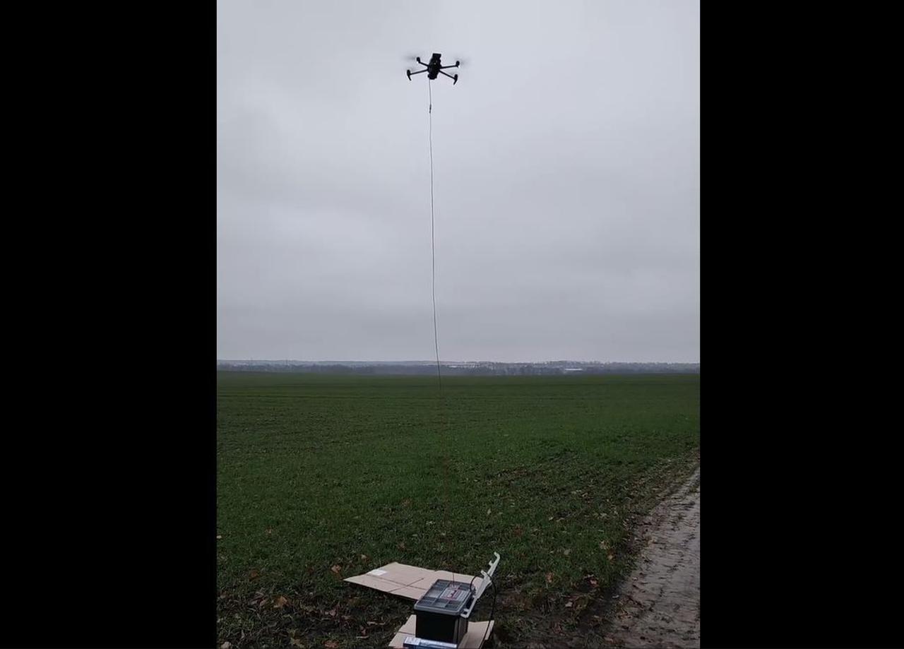Украинские инженеры представили систему питания дрона по кабелю с земли «Башня-2»