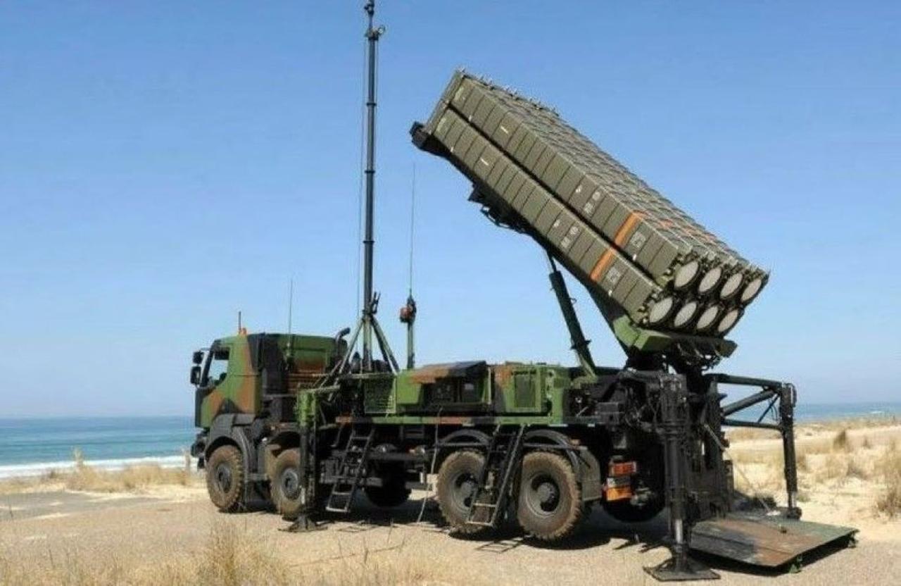 Зенитно-ракетный комплекс SAMP/T способен перехватывать самолёты и баллистические ракеты на дальности до 100 км