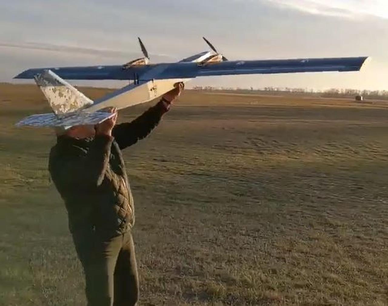 Украинский конструктор Михаил Дронов показал новый модифицированный беспилотник с дальностью полета до 300 км