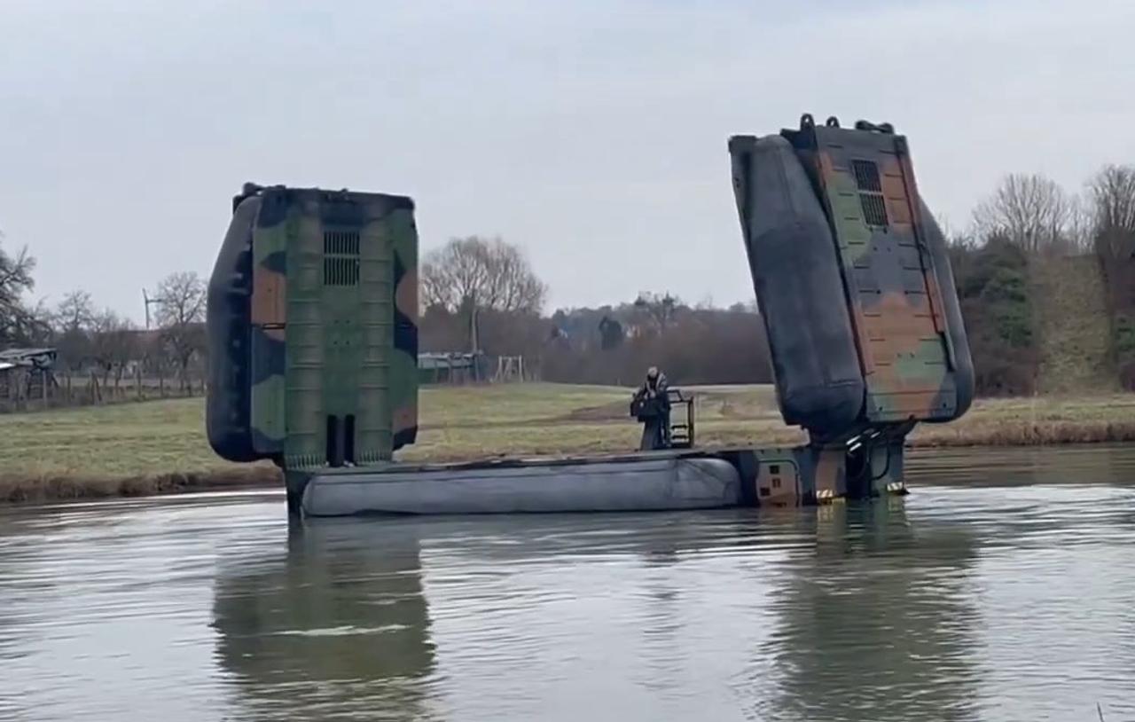 Во Франции продемонстрировали паром-понтонный мост для перевозки живой силы и техники, время развертывания 5 мин 