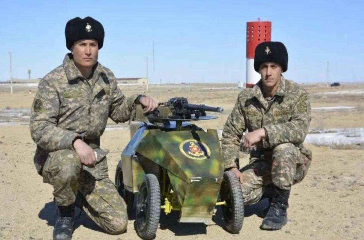 Казахстанские военные разработали беспилотный наземный боевой дрон Barys, оснащенный пулеметом