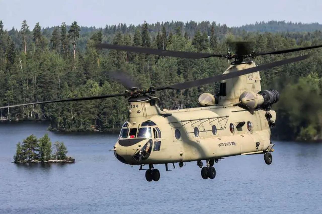 Новый транспортный вертолет Chinook CH-47F может летать на расстояние до 1600 км и перевозить до 55 человек или 10 000 кг груза