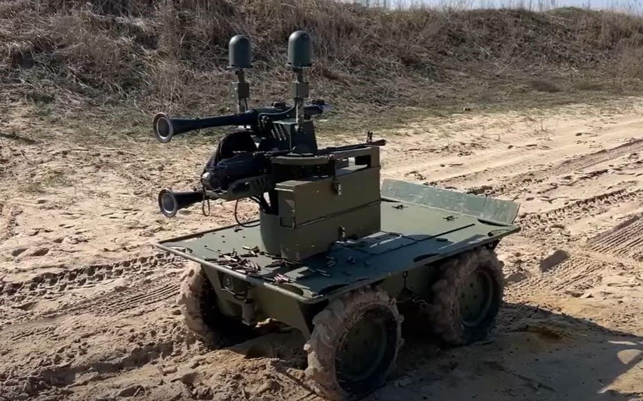 Для украинских военных разработали боевую роботизированную платформу CRAB в боевом и медицинском вариантах