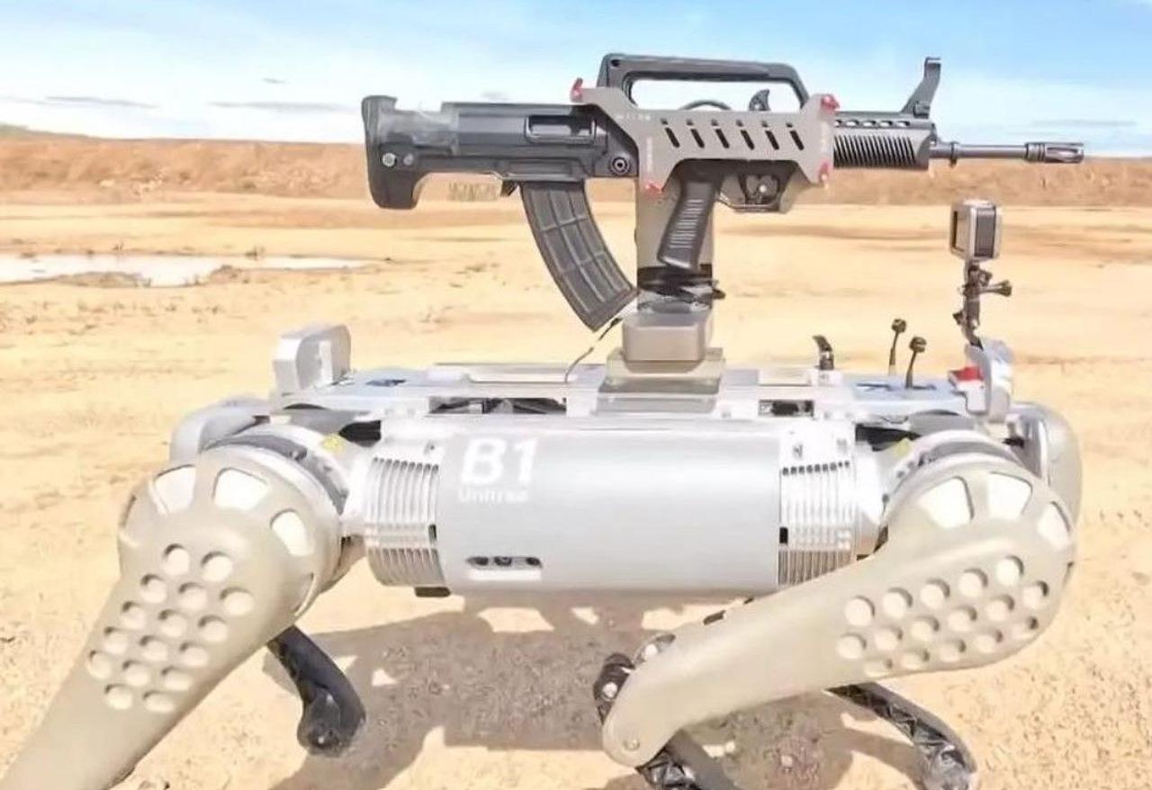 Робот-собака оборудованный автоматом может участвовать в городских боях, выявлять врага и метко стрелять