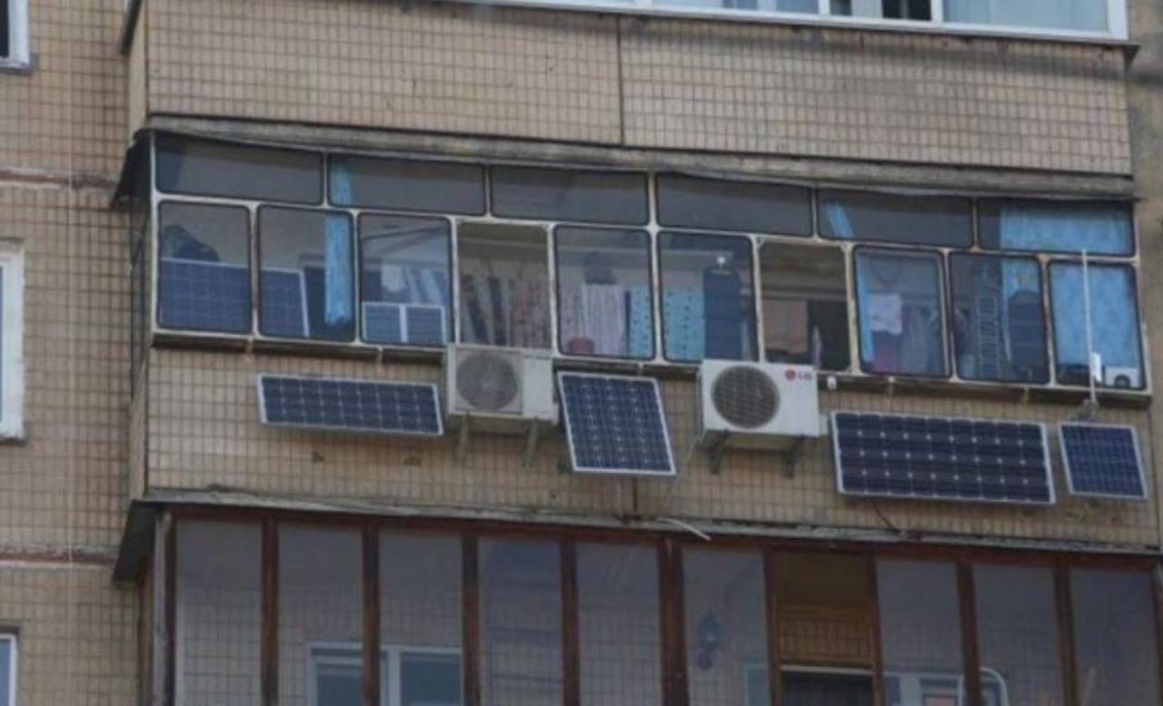 «Достало постоянное отключение электричества» - киевлянин установил солнечные батареи на своем балконе