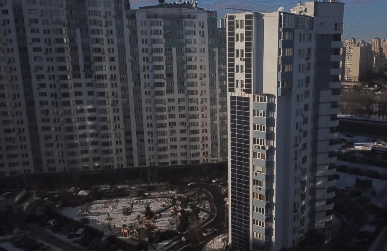 Жители многоквартирного дома в Киеве установили на фасаде солнечную станцию, теперь экономят на энергопотреблении и отоплении