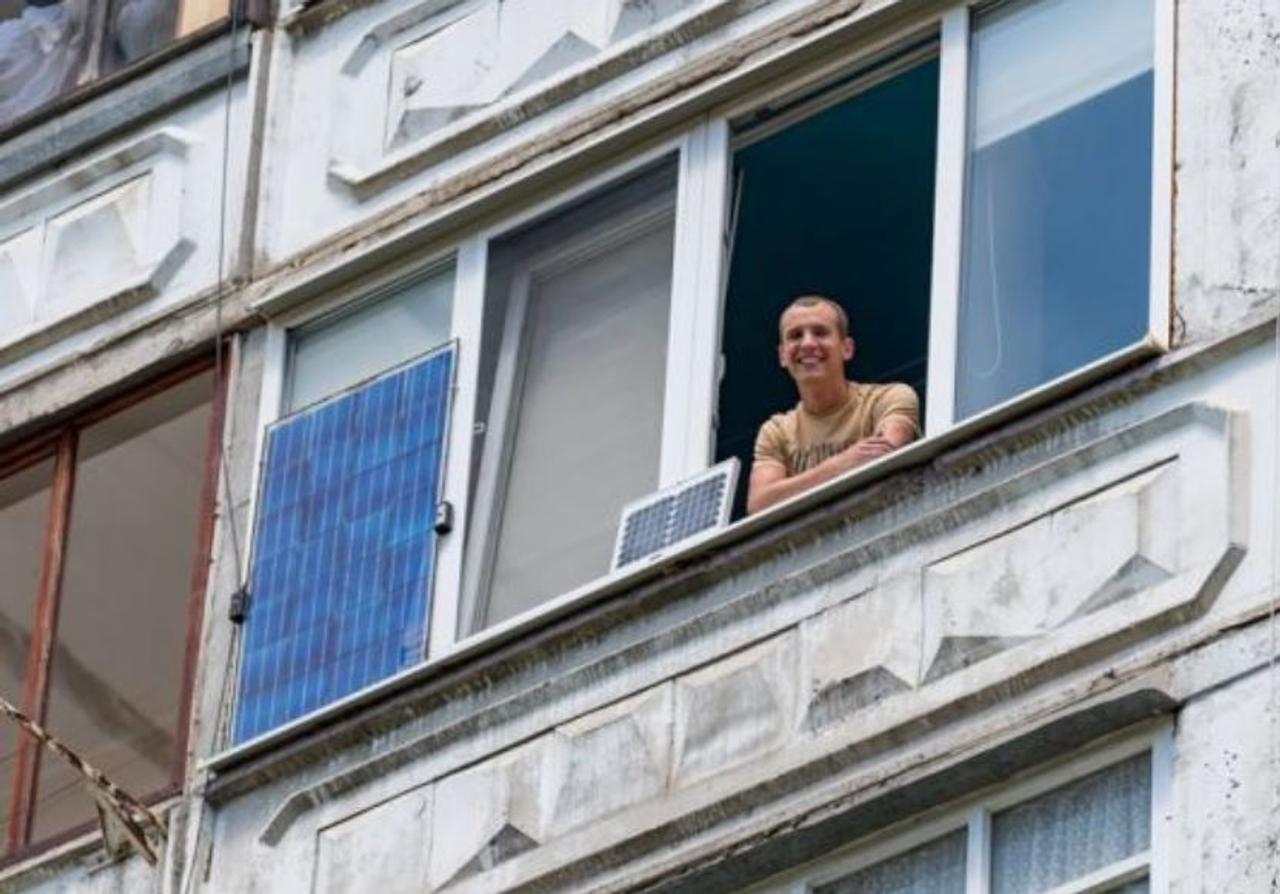 Семья из Ивано-Франковска не боится отключений электроэнергии - они установили солнечную станцию на балконе многоэтажки 