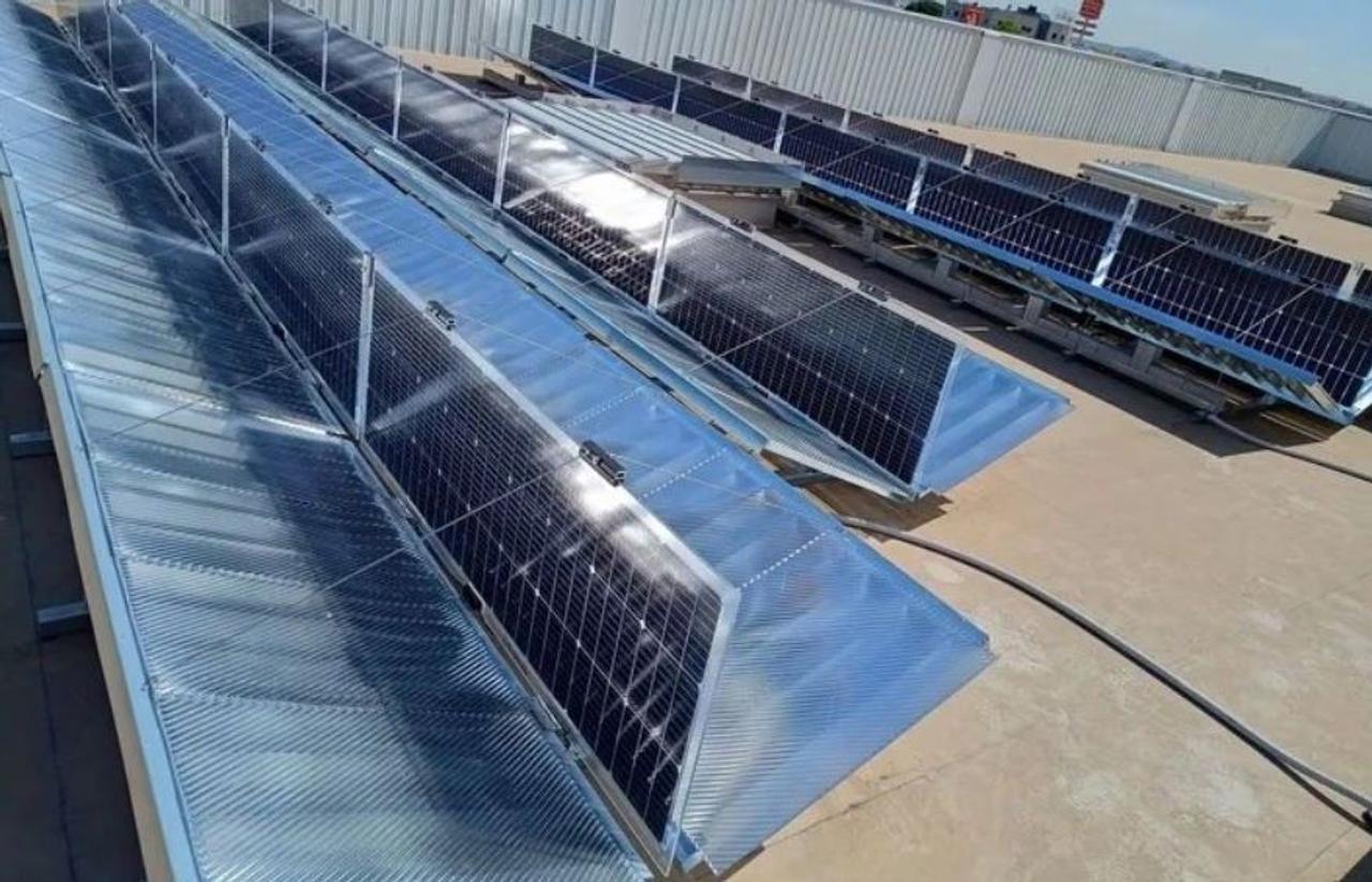 Система отражателей для двухсторонних солнечных панелей увеличивает выработку электроэнергии на 80%