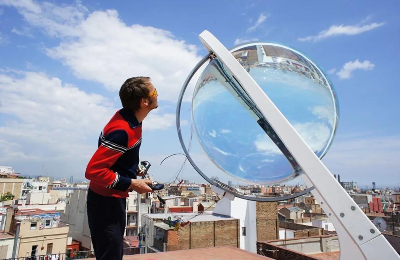 Стеклянная сфера наполненная водой - на 70% эффективнее солнечных панелей и генерирует энергию от Солнца и Луны