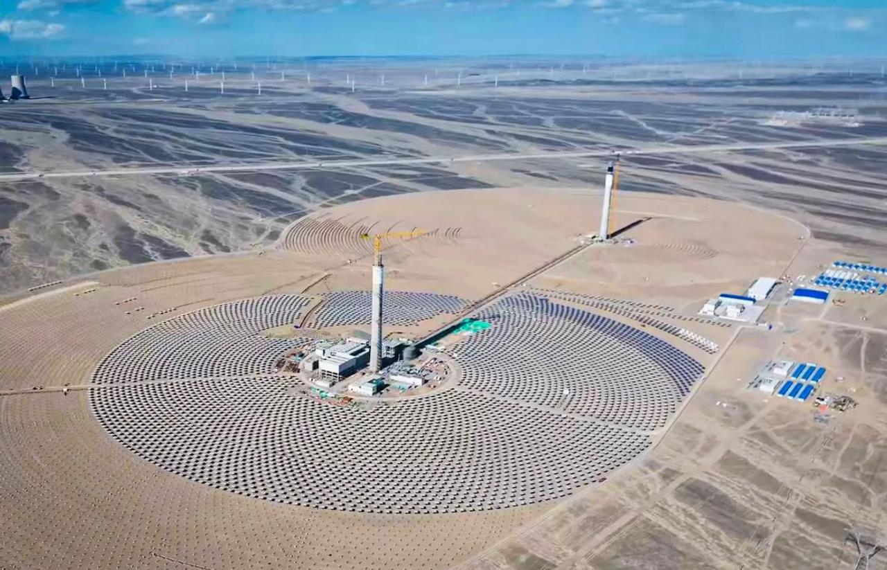 Построена первая в мире двухбашенная солнечная тепловая электростанция мощностью более 1,8 млрд киловатт-часов электроэнергии в год
