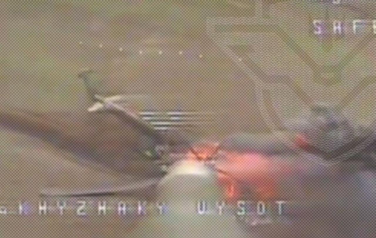 Украинские бойцы FPV-дроном сбили российский боевой вертолет Ми-8: дешёвые беспилотники стали смертельной угрозой для авиации рф