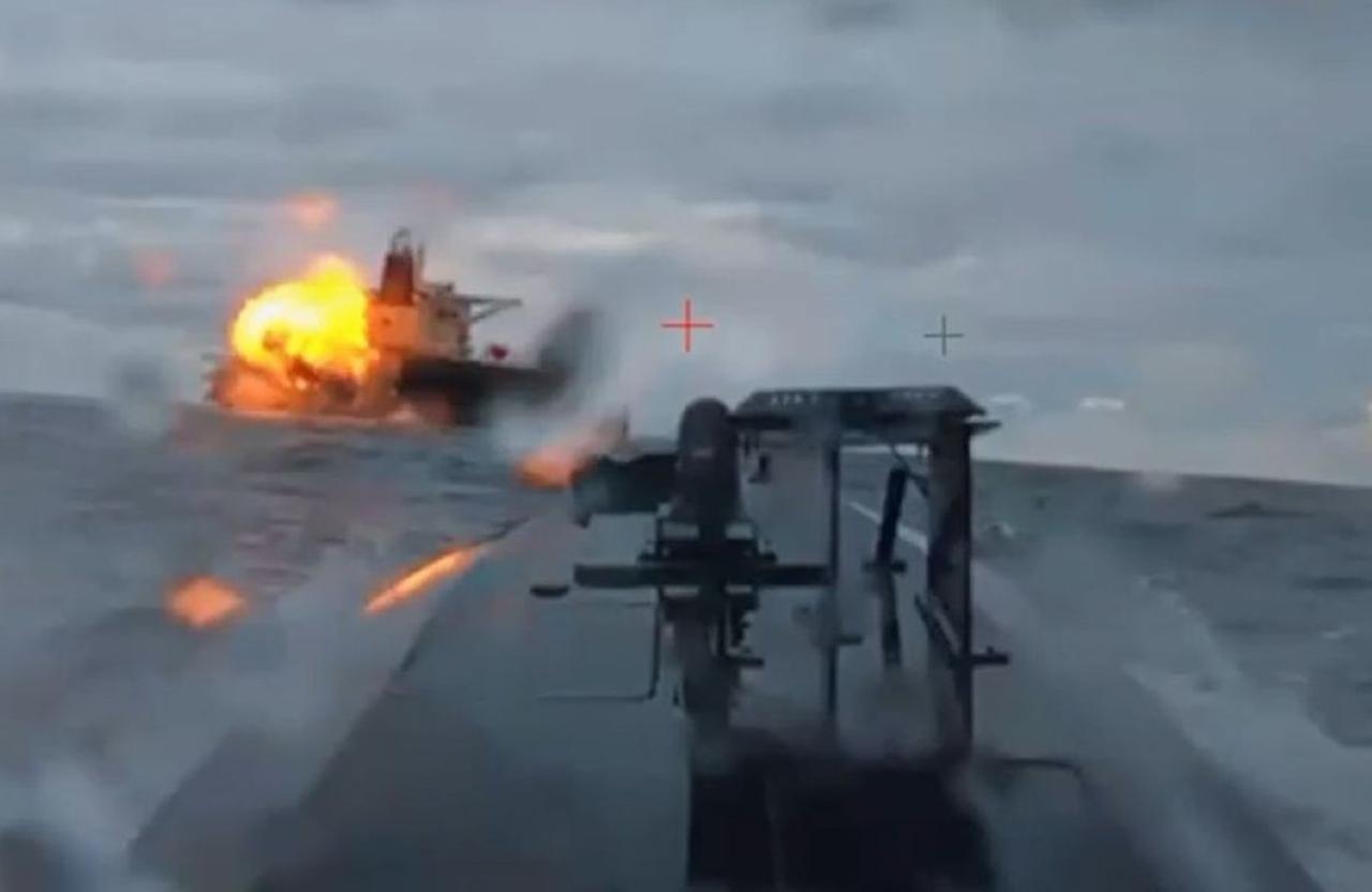 Морские дроны СБУ уничтожили очередной танкер «теневого флота» РФ – наложив «санкции» на нелегальную логистику российской нефти