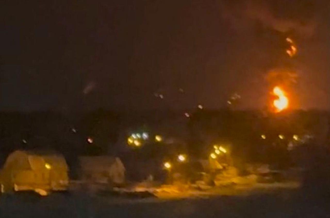 Украинские ударные беспилотники атаковали нефтебазу в Пензe, последовательно разрушая топливную инфраструктуру России