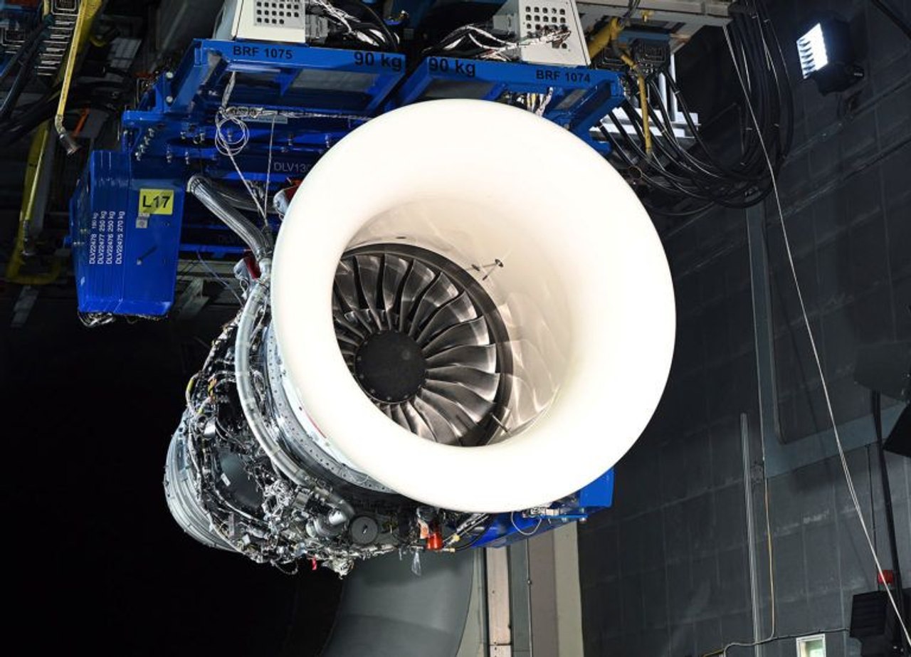 Rolls-Royce тестирует 100% экологически чистое авиационное топливо в малом реактивном двигателе